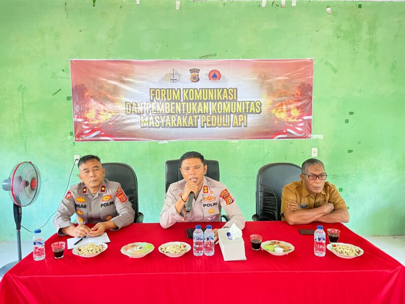 Kapolres Aceh Jaya AKBP Zulfa Renaldo memberi arahan saat Forum Komunikasi dan Pembentukan Komunitas Masyarakat Peduli Api di Desa Lueng Gayo, Kecamatan Teunom, Selasa (21/4/2026). Foto: Dok. Humas Polres Aceh Jaya