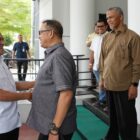Rektor USK Prof. Dr. Mirza Tabrani mengapresiasi langkah Wakil Gubernur Aceh Fadhlullah yang melanjutkan studi Magister Manajemen di FEB USK. Foto: Dok. Istimewa 