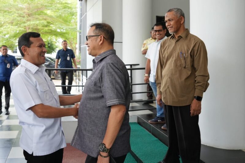 Rektor USK Prof. Dr. Mirza Tabrani mengapresiasi langkah Wakil Gubernur Aceh Fadhlullah yang melanjutkan studi Magister Manajemen di FEB USK. Foto: Dok. Istimewa 