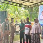 Bupati Safwandi menyerahkan sertifikat redistribusi tanah kepada masyarakat di Desa Panggong, Kecamatan Krueng Sabee, Kabupaten Aceh Jaya, Senin (7/4/2026). Foto: Dok Mc Aceh Jaya