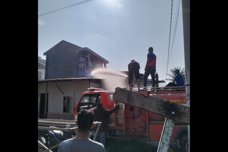 Satu unit rumah milik warga di Jalan Darussalam, Gang Kenari Ujung, Dusun Kenari, Desa Kampung Jawa Baru, Kecamatan Banda Sakti, Kota Lhokseumawe, ludes dilalap si jago merah, Minggu (5/4/2026) pagi. Dok. Ist