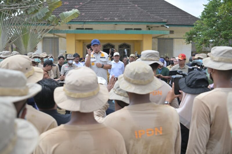 Wakil Gubernur Aceh, Fadlullah mendampingi Menteri Dalam Negeri, Tito Karnavian pelaksanaan Apel Pembukaan Praja IPDN Dan ASN Kementrian Dlam Negeri gelombang Ke III di Lapangan Dapur Umum Satgas (Halaman Dinas PU) Aceh Tamiang, Sabtu (4/4/2026). Foto: Dok. Istimewa 