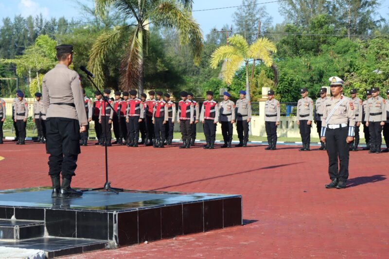 Wakapolres Aceh Jaya memimpin Apel Siaga Bencana dalam rangka kesiapsiagaan penanggulangan karhutla di halaman Mapolres Aceh Jaya, Rabu (22/4/2026). Foto: Dok. Humas Polres Aceh Jaya