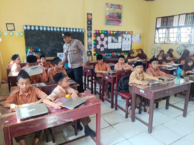 Personel Polsek Muara Dua melaksanakan monitoring pelaksanaan Program Makan Bergizi Gratis (MBG) dari Badan Gizi Nasional (BGN) di wilayah hukumnya, Kamis (9/4/2026). Dok. Polres Lhokseumawe