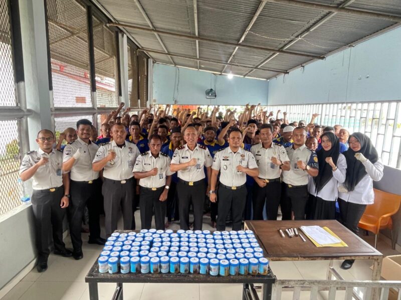 Petugas bersama Aparat Penegak Hukum berfoto usai pelaksanaan razia dan tes urine di Lapas Kelas IIB Meulaboh dalam rangka menyambut Hari Bhakti Pemasyarakatan ke-62, Senin (6/4/2026). Foto: Dok. Istimewa 