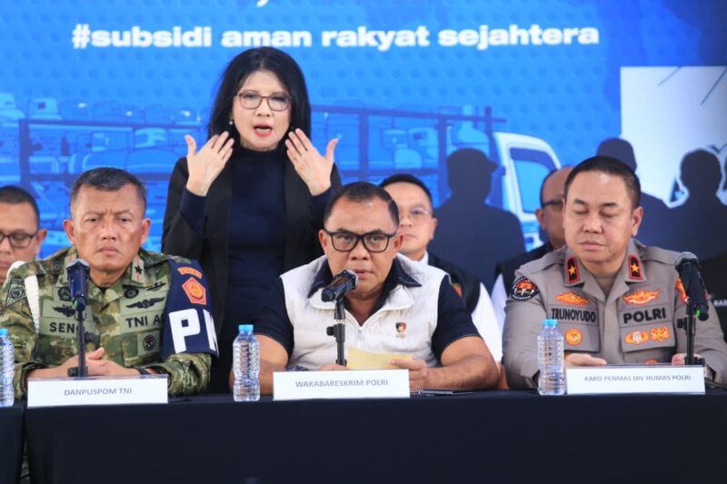 Wakabareskrim Polri bersama jajaran menyampaikan keterangan pers terkait pengungkapan ratusan kasus penyalahgunaan energi subsidi, Selasa (7/4/2026). Foto: Dok. Istimewa 