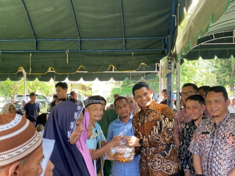 Wakil Wali Kota, Afdhal Khalilullah menyerahkan bantuan pangan ke penerima manfaat. Foto: Dok. Istimewa 