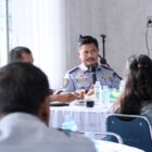 Kepala Dinas Perhubungan Aceh Barat, Erdian Mourny, saat memimpin kegiatan Coffee Morning Forum Lalu Lintas bersama stakeholder terkait di ruang rapat Dishub Aceh Barat, Meulaboh, Kamis (23/4/2026). Foto: Dok. Istimewa 