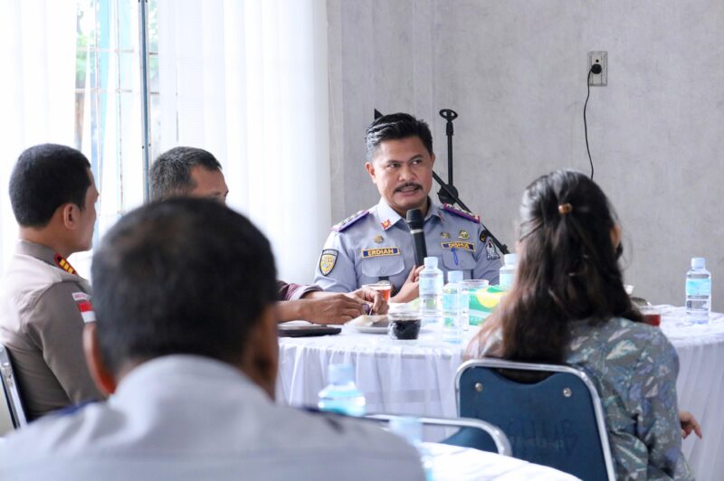 Kepala Dinas Perhubungan Aceh Barat, Erdian Mourny, saat memimpin kegiatan Coffee Morning Forum Lalu Lintas bersama stakeholder terkait di ruang rapat Dishub Aceh Barat, Meulaboh, Kamis (23/4/2026). Foto: Dok. Istimewa 