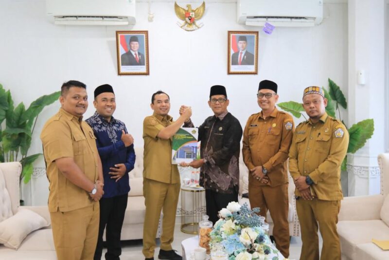 Wali Kota Lhokseumawe, Dr. Sayuti Abubakar, S.H., M.H., menerima audiensi Kepala Kantor Kementerian Haji dan Umrah Kota Lhokseumawe, Drs. H. Tgk. Jamaluddin, M.Pd., di ruang kerja Wali Kota Lhokseumawe. Dok. Pemko Lhokseumawe