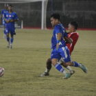 Pemain PSAP Sigli Aulia Fikri ditekel pemain KNFC saat menggiring bola pada laga semifinal di Stadion Blang Paseh Kota Sigli Kabupaten Pidie, Rabu (8/4/2026) (Foto.Amir Sagita.NOA.co.id).