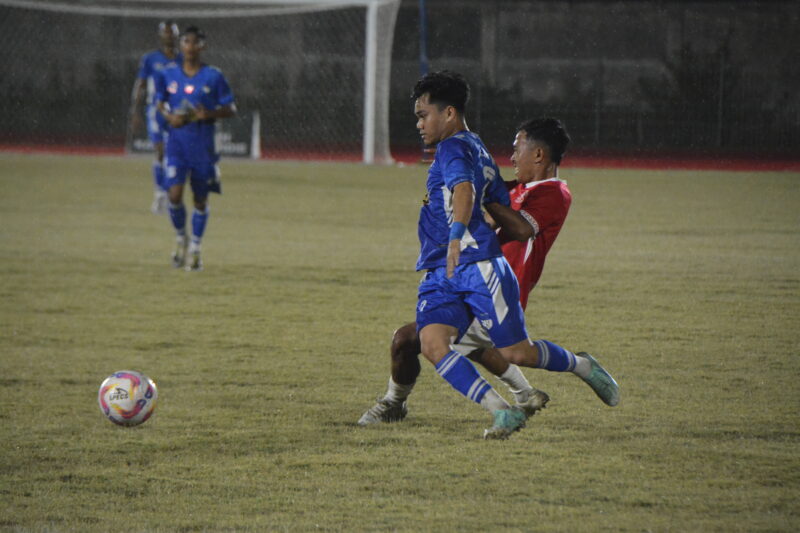 Pemain PSAP Sigli Aulia Fikri ditekel pemain KNFC saat menggiring bola pada laga semifinal di  Stadion Blang Paseh Kota Sigli Kabupaten Pidie, Rabu (8/4/2026) (Foto.Amir Sagita.NOA.co.id).