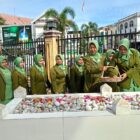 Ketua Ranting bersama pengurus Cabang XXXII Kodim 0110/Abdya Koorcab Rem 012 PD Iskandar Muda melanjutkan tabur bunga di pusara para pahlawan. Foto. Dok. Teukunizar/NOA.co.id