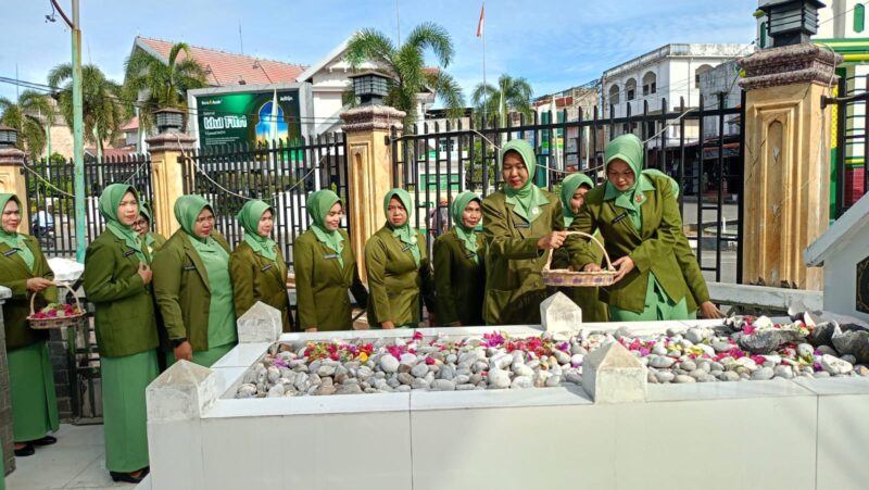 Ketua Ranting bersama pengurus Cabang XXXII Kodim 0110/Abdya Koorcab Rem 012 PD Iskandar Muda melanjutkan tabur bunga di pusara para pahlawan. Foto. Dok. Teukunizar/NOA.co.id