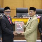 Wabup Pidie Alzaizi menyerahkan dokumen LKPJ kepada Ketua DPRK setempat Anwar Sastra Putra, di Gedung DPRK, Senin (6/4/2026) (Foto.IST)