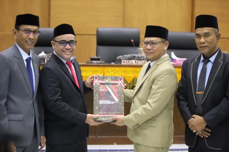 Wabup Pidie Alzaizi menyerahkan dokumen LKPJ kepada Ketua DPRK setempat Anwar Sastra Putra, di Gedung DPRK, Senin (6/4/2026) (Foto.IST)
