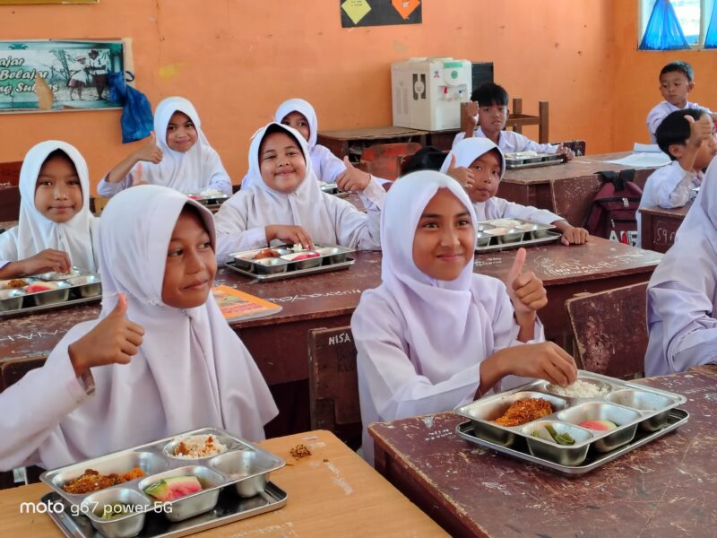 Siswa di Gayo Lues menikmati makanan bergizi gratis, Rabu (8/4/2026). Foto: Dok. BGN