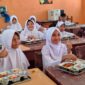 Siswa di Gayo Lues menikmati makanan bergizi gratis, Rabu (8/4/2026). Foto: Dok. BGN