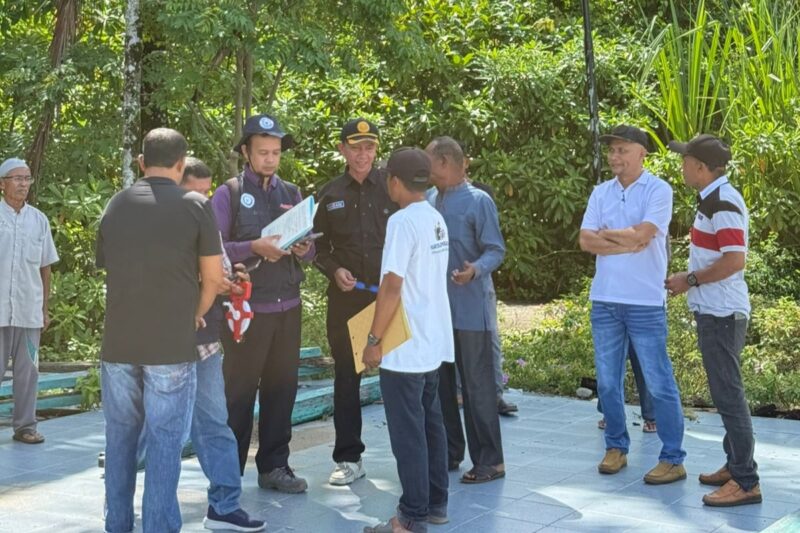 Tim dari Kementerian Kelautan dan Perikanan (KKP) turun langsung meninjau rencana lokasi yang menjadi pusat pembangunan Kampung Nelayan Merah Putih di Desa Ujong Tanoh, Abdya. Foto. Dok. Teukunizar/NOA.co.id