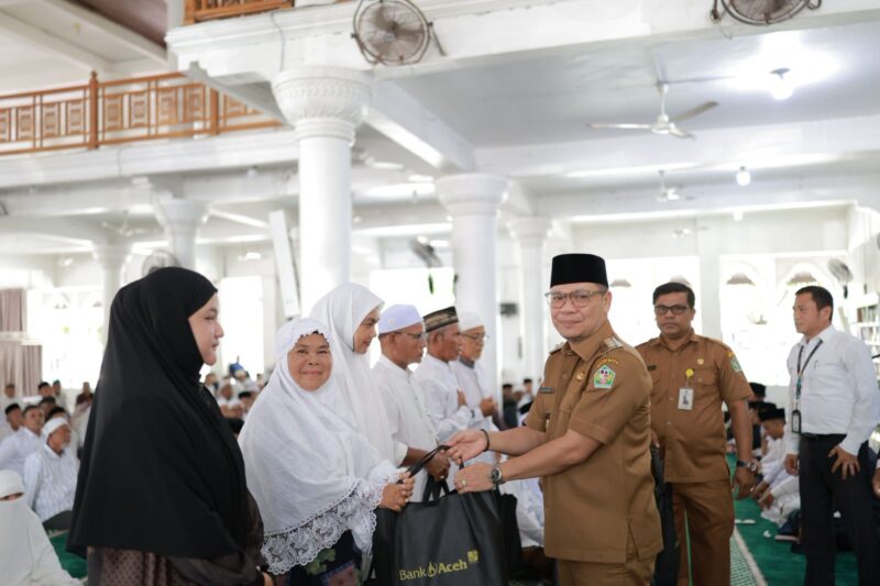 Wabup Pidie Alzaizi melepaskan JCH di Mesjid Alfalah Sigli, Senin (20/4/2026) (Foto.Amir Sagita.NOA.co.id).