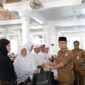 Wabup Pidie Alzaizi melepaskan JCH di Mesjid Alfalah Sigli, Senin (20/4/2026) (Foto.Amir Sagita.NOA.co.id).