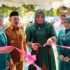 Bupati Pidie H.Sarjani Abdullah didampingi Istrinya Rohana Razali saat memotong pita peresmian TP PKK, Senin (20/4/2026) (Foto.Amir Sagita.NOA.co.id).