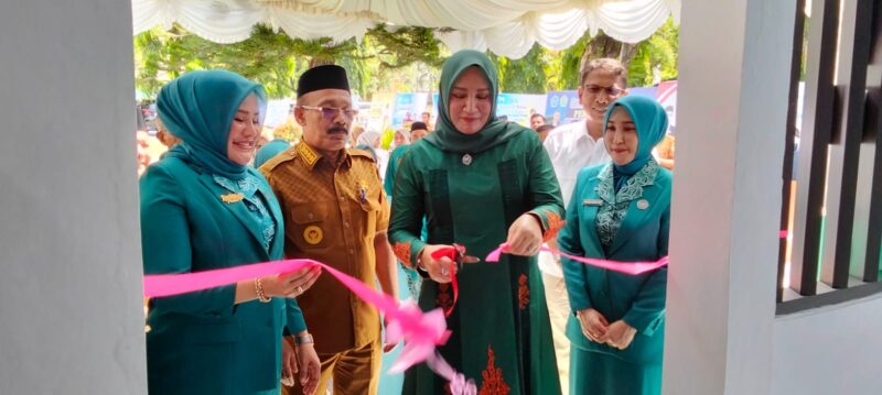 Bupati Pidie H.Sarjani Abdullah didampingi Istrinya Rohana Razali saat memotong pita peresmian TP PKK, Senin (20/4/2026) (Foto.Amir Sagita.NOA.co.id).