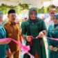 Bupati Pidie H.Sarjani Abdullah didampingi Istrinya Rohana Razali saat memotong pita peresmian TP PKK, Senin (20/4/2026) (Foto.Amir Sagita.NOA.co.id).
