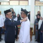 Bupati Pidie, Sarjani Abdullah menyematkan tanda pangkat kepada salah seorang Camat saat mutasi di Oproom kantor Bupati setempat, Rabu (22/4/2026) (Foto.Amir Sagita.NOA.co.id).