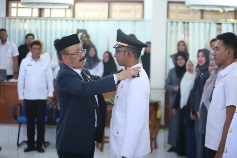 Bupati Pidie, Sarjani Abdullah menyematkan tanda pangkat kepada salah seorang Camat saat mutasi di Oproom kantor Bupati setempat, Rabu (22/4/2026) (Foto.Amir Sagita.NOA.co.id).