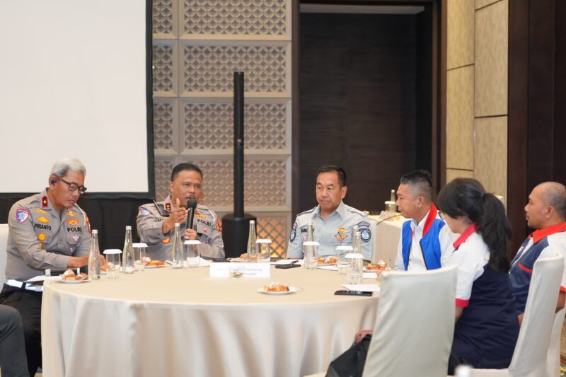 Kepala Korps Lalu Lintas (Kakorlantas) Polri Irjen Pol. Drs. Agus Suryonugroho S.H., M.Hum menghadiri Forum Silaturahmi dengan perwakilan komunitas ojek online (ojol) dari 12 Polda di Hotel Padma, Semarang, Rabu (22/4/2026).