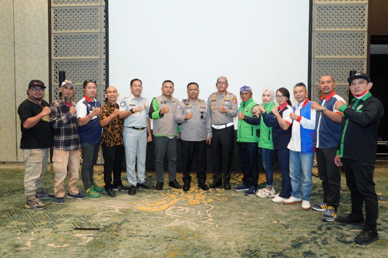 Kepala Korps Lalu Lintas (Kakorlantas) Polri Irjen Pol. Drs. Agus Suryonugroho S.H., M.Hum menggelar Forum Silaturahmi bersama dengan perwakilan komunitas ojek online (ojol) dari 12 Polda di Hotel Padma, Semarang, Jawa Tengah, Rabu (22/4/2026).