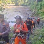 Kapolsek Manee, Iptu Fauzi beserta tim SAR Kabupaten Pidie ikut mencari warga yang terseret air sungai, Minggu (26/4/2026) (Foto.DOK TIM SAR)