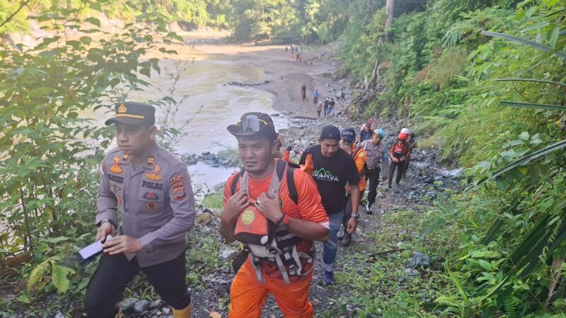 Kapolsek Manee, Iptu Fauzi beserta tim SAR Kabupaten Pidie ikut mencari warga yang terseret air sungai, Minggu (26/4/2026) (Foto.DOK TIM SAR)
