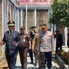 Kepala Lapas Kelas III Lhoknga, Husni, SH., MM., mengajak Kapolres Aceh Besar dan Kajari Aceh Besar melihat langsung berbagai terobosan yang diinisiasi Lapas Lhoknga selama satu tahun ia memimpin, pada peringatan Hari Bakti Pemasyarakatan Ke-62, Senin 27 April 2026. Foto: Humas Lapas Lhoknga