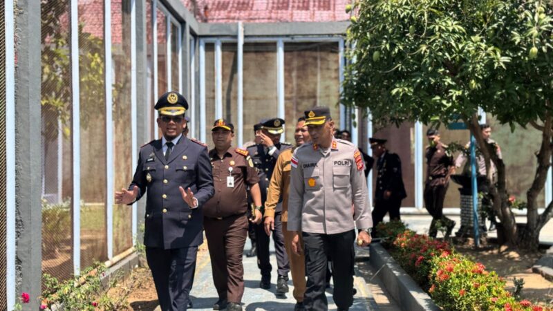 Kepala Lapas Kelas III Lhoknga, Husni, SH., MM., mengajak Kapolres Aceh Besar dan Kajari Aceh Besar melihat langsung berbagai terobosan yang diinisiasi Lapas Lhoknga selama satu tahun ia memimpin, pada peringatan Hari Bakti Pemasyarakatan Ke-62, Senin 27 April 2026. Foto: Humas Lapas Lhoknga