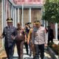 Kepala Lapas Kelas III Lhoknga, Husni, SH., MM., mengajak Kapolres Aceh Besar dan Kajari Aceh Besar melihat langsung berbagai terobosan yang diinisiasi Lapas Lhoknga selama satu tahun ia memimpin, pada peringatan Hari Bakti Pemasyarakatan Ke-62, Senin 27 April 2026. Foto: Humas Lapas Lhoknga