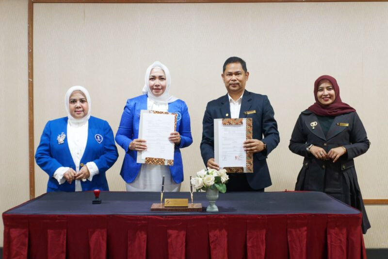 DPD IWAPI Aceh menandatangani MoU kerjasama dengan Hermes Palace Hotel Banda Aceh sebagai upaya memperkuat kolaborasi dengan sektor swasta, Banda Aceh, Rabu (29/04/2026). Foto: Dok IWAPI Aceh