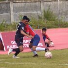 Pemain PSST Berebut bola dengan pemain Alfarlaky pada laga Liga 4 Zona Aceh di Stadion Blang Paseh Kota Sigli Kabupaten Pidie, Rabu (1/4/2026) (Foto.Amir Sagita.NOA.co.id).