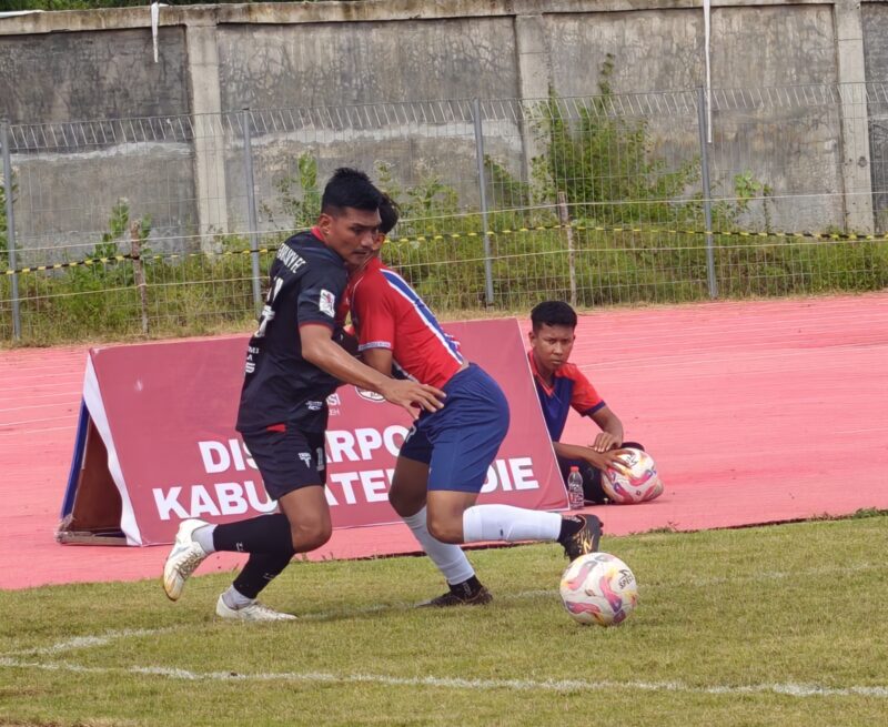 Pemain PSST Berebut bola dengan pemain Alfarlaky pada laga Liga 4 Zona Aceh di Stadion Blang Paseh Kota Sigli Kabupaten Pidie, Rabu (1/4/2026) (Foto.Amir Sagita.NOA.co.id).