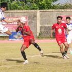 Pemain Persabar dan PSAP saling berebut bola pada pertandingan Liga 4 Zona Aceh di Stadion Blang Paseh Kota Sigli Kabupaten Pidie, Kamis (2/4/2026) (Foto.Amir Sagita.NOA.co.id)