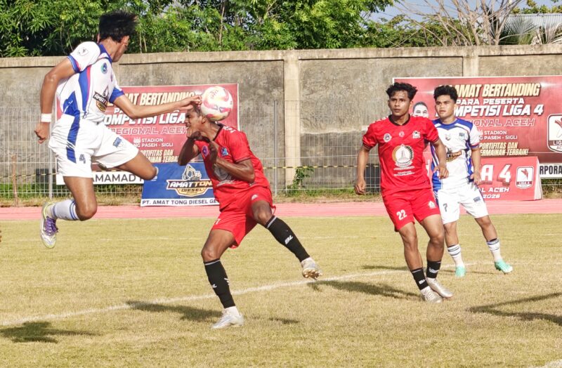 Pemain Persabar dan PSAP saling berebut bola pada pertandingan Liga 4 Zona Aceh di Stadion Blang Paseh Kota Sigli Kabupaten Pidie, Kamis (2/4/2026) (Foto.Amir Sagita.NOA.co.id)