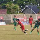 Pemain PSGL Gayo Lues berebut bole dengan pemain Persabar Aceh Barat pada laga pamungkas Liga 4 Zona Aceh di Stadion Blang Paseh Kota Sigli Kabupaten Pidie, Sabtu (4/4/2026) (Foto.Amir Sagita.NOA.co.id).
