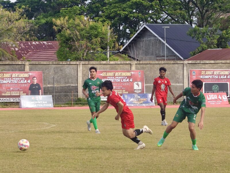 Pemain PSGL Gayo Lues berebut bole dengan pemain Persabar Aceh Barat pada laga pamungkas Liga 4 Zona Aceh di Stadion Blang Paseh Kota Sigli Kabupaten Pidie, Sabtu (4/4/2026) (Foto.Amir Sagita.NOA.co.id).
