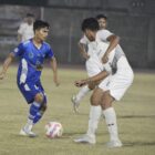 Pemain PSAP berebut bola dengan pemain PSAB Aceh Besar pada laga pamungkas Liga 4 Zona Aceh di Stadion Blang Paseh Kota Sigli Kabupaten Pidie, Sabtu (4/4/2026) (Foto.Amor Sagita.NOA.co.id).