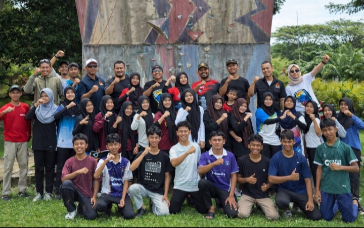Peserta Fun Climbing diabadikan bersama pengurus FPTI Abdya. Foto. Dok. Teukunizar/NOA.co.id