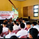 Kepala Badan Kesbangpol Abdya, Indra Darmawan memberikan arahan kepada peserta seleksi Paskibraka yang mengikuti ujian CAT. Foto. Dok. Teukunizar/NOA.co.id