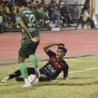 Pemain Alfarlaky mentekel pemain PSGL Gayo Lues pada pertandingan semifinal Liga 4 Zona Aceh di Stadion Blang Paseh Kota Sigli Kabupaten Pidie, Selasa (7/4/2026) (Foto.Amir Sagita.NOA.co.id)