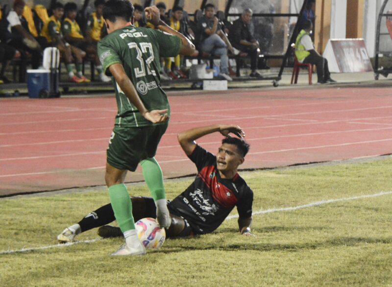 Pemain Alfarlaky mentekel pemain PSGL Gayo Lues pada pertandingan semifinal Liga 4 Zona Aceh di Stadion Blang Paseh Kota Sigli Kabupaten Pidie, Selasa (7/4/2026) (Foto.Amir Sagita.NOA.co.id)