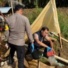 Petugas mengambil semple limbah di penampungan limbah blender. Foto. Dok. Teukunizar/NOA.co.id